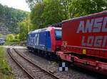 Die Re 482 015-5 „ChemOil“ (91 85 4482 015-5 CH-SBBC) der SBB Cargo AG fährt am 06 Mai 2025, mit einem KLV-Zug durch den Bahnhof Kirchen/Sieg in Richtung Köln.

Die TRAXX F140 AC1 wurde 2003 von Bombardier in Kassel unter der Fabriknummer 33563 gebaut und an die SBB Cargo AG geliefert. Sie hat die Zulassungen und Zugbeeinflussungssysteme für die Schweiz und Deutschland. Zurzeit ist sie an die SBB Cargo International AG vermietet.