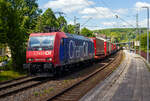 Die Re 482 015-5 „ChemOil“ (91 85 4482 015-5 CH-SBBC) der SBB Cargo AG fährt am 06 Mai 2025, mit einem KLV-Zug durch den Bahnhof Kirchen/Sieg in Richtung Köln.

Die TRAXX F140 AC1 wurde 2003 von Bombardier in Kassel unter der Fabriknummer 33563 gebaut und an die SBB Cargo AG geliefert. Sie hat die Zulassungen und Zugbeeinflussungssysteme für die Schweiz und Deutschland. Zurzeit ist sie an die SBB Cargo International AG vermietet.