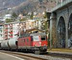 Der Spagetti kommt: SBB Re 6/6 11645 (neue UIC-Betriebsnummer Re 620 045) zieht einen Getreidezug Richtung Italien, hier am 26.02.2011 beim  Chteau de Chillon (Genfersee).