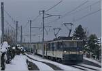 Der MOB GDe 4/4 6004  Interlaken  mit einem gemischten Reisezug bei Planchamp.