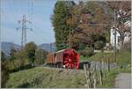 Die Bernina Bahn RhB Ge 4/4 81 der Blonay Chamby Bahn ist mit der Dampfschneeschleuder X rot d 1052 bei Chaulin auf dem Rckweg von Vers-Chez- Robert zum Museumsbahnhof.