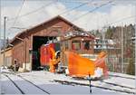 Nach der getanen Arbeit auf der Strecke zum Les Pléiades zieht die CEVC HGe 2/2 die Xrot 91 in Blonay in den Schuppen.