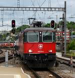 Für die S-Bahn Zürich modifizierte und umgebaute SBB Re 4/4 II 4420 216-4 kommt hier mit ihrem Zug aus der Abstellung in Schaffhausen gefahren. Aufnahmeort Bhf Schaffhausen. 01.06.2012