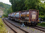 Vierachsiger Drehgestell-Taschenwagen für den Transport von Sattelaufliegern und Container 83 85 4754 738-3 CH-HUPAC der Gattung Sdkmms der HUPAC Intermodal SA, im Zugverband am 24 Juli 2025, bei der Zugdurchfahrt in Kirchen/Sieg, beladen mit zwei 20` Tankcontainer der Bertschi AG. Bei diesen Wagen wurden die Stützböcke (Sattelauflagen) entfernt und können eigentlich nur noch für Container oder Wechselbrücken verwendet werden.

TECHNISCHE DATEN:
Spurweite: 1.435 mm (Normalspur)
Länge über Puffer: 18.340 mm
Drehzapfenabstand: 13.300 mm
Achsabstand in den Drehgestellen: 1.800 mm
Max Ladelänge: 16.600 mm f. Container und Wechselbehälter
Eigengewicht: 20.400 kg 
Max. Zuladung bei Lastgrenze S: 44,0 t (ab Streckenklasse A)
Höchstgeschwindigkeit: 100 km/h (beladen) / 120 km/h (leer)
Bremse: O-GP-A
Kleinster befahrbarer Gleisbogen: R 75 m
Intern. Verwendungsfähigkeit: Privatwagen
