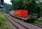 Eher ein Exot unter den Taschenwagen, der niedriggelegte achsachsige Doppelwagen Mega I, 33 85 4596 036-5 CH-HUPAC, der Gattung Saadggns, der HUPAC Intermodal SA (Chiasso), am 01 August 2025 im Zugverband bei einer Zugdurchfahrt im Bahnhof Kirchen/Sieg, hier beladen mit zwei 30`-Container. Die Wageneinheit ist über eine sogenannte Kurzkupplung realisiert. So ist es einer 2x4-achsigen Wageneinheit, also vier Drehgestellen (acht Achsen) pro Wageneinheit.

Diese Wagen wurden in einer Serie von 45 Stück 1994 von der Ferriere Cattaneo SA in Giubiasco (Tessin/CH). Leider sind im Netz keine Datenblätter vorhanden, so kann ich den Wagen nur nach den Anschriften und eigener Sichtung beschreiben.

Diese Güterwagen sind zum Transport von kranmanipulierbaren Sattelaufliegern und genormten Wechselbehältern / Containern an allen europäischen Eisenbahnstrecken mit Normalspurweite bestimmt, auch bekannt als intermodaler Verkehr. Durch die niedrig gelegte Ladefläche können C 70-400 kodifizierte Jumbo-Wechselbehälter bis Norditalien und High-Cube-Container bis Süditalien auf der Gotthardstrecke transportiert werden.

TECHNISCHE DATEN:
Spurweite: 1.435 mm (Normalspur)
Länge über Puffer: 35.570 mm
Drehzapfenabstände: 13.300 mm /4.940 mm / 13.300 mm
Achsabstand in den Drehgestellen: 1.800 mm
Laufraddurchmesser: 840 mm (neu)
Ladelänge: 2 x 15.850 mm (ca. 2 x 52`)
Höhe der Ladeebene für Container/WB über SOK: 940 mm
Höhe der Tasche (für Sattelanhänger) über SOK: 270 mm
Eigengewicht: 33.000 kg
Max. Zuladung: 92,0 t (ab Streckenklasse A)
Max. Gewicht eines Sattelanhängers (je Wageneinheit): 38,5 t
Höchstgeschwindigkeit: 100 km/h (beladen) / 120 km/h (leer)
Bremse: O-GP-A (K) – 2 x 46 t
Bremssohle: Jurid 838 (Komposit-Bremssohlen)
Feststellbremse: Ja, jeweils an den mittleren Drehgestellen
Kleinster befahrbarer Gleisbogen: R 80 m
Verwendungsfähigkeit: RIV (Regolamento Internazionale Veicoli)

Die Bedeutung der Gattungs- und Kennbuchstaben (hier Saadggns):
S - Drehgestell-Flachwagen in Sonderbauart
aa - mit acht oder mehr Radsätzen
d - für den Transport von Straßenfahrzeugen eingerichtet
gg - für den Transport von Containern über 60 Fuß eingerichtet
n - mit sechs oder mehr Radsätzen höchste Lastgrenze über 75 
s - Höchstgeschwindigkeit (beladen) bis zu 100 km/h
