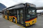 (283'259) - PostAuto Bern - BE 610'544/PID 12'279 - eSolaris am 17. Dezember 2025 beim Bahnhof Interlaken West
