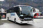 (283'286) - Intertours, Domdidier - FR 300'622 - Setra am 19. Dezember 2025 beim Bahnhof Meiringen