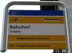 (166'124) - PostAuto-Haltestellenschild - Schnis, Bahnhof - am 10. Oktober 2015