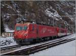 Dei MGB HGe 4/4 N° 5 verlässt mit einem Regionalzug Täsch in Richtung Zermatt.