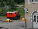 Die MGB Xrot.e 4932 wartet in Hospental auf den nchsten Schnee.