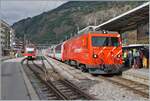 In Brig wartet die MGB HGe 4/4 II N° 102 mit ihrem Glacier Express nach St. Morizt auf die Abfahrt. Im Hintergrund ist eine MGB  Orion  Triebwagenzug ABeh 8/12 zu sehen. 

12. Sept. 2024 