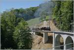 Die SEG G 2x2/2 105 der Blonay Chamby Bahn mit ihrem Dampfzug auf dem Weg von Blonay nach Chamby und erreicht den frisch sanierten Baye de Clarens Viaduktes.