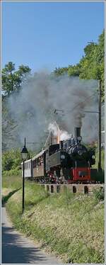 Als langgezogenes Hochformat: Die SEG G 2x 2/2 105 der Blonay Chamby Bahn dampft kurz nach der Abfahrt in Blonay die starke Steigung in Richtung Chamby hinauf. 

18. Mai 2025