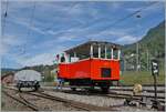 Vor einigen Jahren, als die RhB mit ihrem l�ngsten Zug den Weltrekord aufstellte, stellte ich die Dm 2/2 N� 3 ebenfalls als Weltrekord dar - als den k�rzesten Reisezug. Dann verschwand die Dm 2/2 N� 3 bei der B-C in die Werkstatt, sie musste �berholt werden, trotzdem konnte ich sie ausmessen und kam auf 3.74 m was wirklich daf�r spricht, dass die Dm 2/2 N� 3 weltrekordverd�chtig sein k�nnte.

Doch erst nachdem die Dm 2/2 N� 3 die Werkst�tte wieder verlassen hat, bemerke ich weiter Besonderheiten dieser Draisine. 

Ein dieser Besonderheiten zeigt sich auf diesem Bild, aber man muss genau hinschauen: die Dm 2/2 N� 3 steht auch ihrer  Drehscheibe , welche es erlaubt, die Dm 2/2 N� 3 zu drehen oder sogar vom Gleis zu entfernen, als dieses von einem andern Zug genutzt werden soll. 
Das Bild entstand in Blonay.

7. Sept. 2024