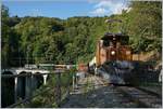 1968-2018 - 50 Jahre Blonay-Chamby Bahn Museumsbahnbetrieb: Die RhB Gastlok Ge 4/4 182 mit dem etwas versteckt zu sehenden MOB FZe 6/6 2002 und einem langen Reise-Zug bei  Vers Chez Robert . 

15. Sept. 2018