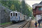 Für eine Gruppe die mit dem Dampfzug in Chamby angekommen ist, wartet in Chamby auf Gleis 2 der MOB BCFe 4/4 N° 11 mit dem passendem MOB B4 für die Weiterfahrt in Richtung Gstaad.