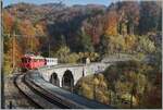 Der Blonay-Chamby ABe 4/4 35 ist mit einem Personenwagen auf dem Weg nach Blonay und überquert das Baye de Clarens Viadukt.