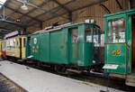 Historischer Straßenbahn-Posttriebwagen ex RhSt Ze 2/2 Nr. 31 (Rheintalische Strassenbahnen, zuvor Straßenbahn Altstätten–Berneck) heute bei der Museumsbahn Blonay–Chamby, hier am 27.Mai 2023 im Museum Chaulin, genau 11 Jahre später nach meiner letzten Sichtung nun in 1400 px Größe.

Der Triebwagen wurde von SIG (Schweizerische Industrie-Gesellschaft, Neuhausen am Rheinfall) 1914 gebaut, die elektrische Ausrüstung lieferte BBC. Für den Bau wurde Untergestell des Wagens Ce 1/2 Nr. 4 (Baujahr 1897 von MAN, Alioth, MFO) verwendet. Er diente dann dem Posttransport vom SBB-Bahnhof zur Post in Altstätten. Der Wagen erhielt 1941 einen zweiten Fahrmotor aus einem abgebrochenen Wagen (5 oder 6). Nachdem die Post in Altstätten neu gebaut worden war, wurden die Posttransporte 1959 auf die Straße verlegt und der Triebwagen wurde nicht mehr benötigt. So gelangte 1967 als eines der ersten Fahrzeuge zur Museumsbahn Blonay–Chamby.

TECHNISCHE DATEN:
Type: Ze 2/2 (bis 1931 Ze 1/2)
Spurweite: 1.000 mm
Länge: 7.000 mm
Triebraddurchmesser: 840 mm (neu)
Eigengewicht: 6 t
Zuladung: 5 t
Ladefläche: 8 m²
Leistung: 2 x 16 kW = 32 kW (44 PS), bis 1941 1 x 16 kW
Getriebeübersetzung: 1:4,55
Höchstgeschwindigkeit: 30 km/h
Stromsystem:1000 Volt DC (Gleichstrom)
Stromabnehmer: Lyrastromabnehmer

Neben diesem ehemaligen Fahrzeug der Rheintalische Strassenbahnen ist noch ein weiteres Fahrzeug, der Ce 2/4 11, erhalten geblieben. Dieser ging an die Tram Locarno, 1960 ging er an die SSIF als Ce 2/4 4. Heute steht er als Denkmal in Santa Maria Maggiore, siehe auch http://hellertal.startbilder.de/bild/italien~privatbahnen~vigezzina-centovallibahn-ssif-und-fart/577066/der-ssif-ce-24-nr4-denkmal-triebwagen.html