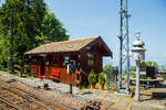 Museumsbahnromantik
Im Museumsareal in Chaulin der Museumsbahn Blonay–Chamby am 27.05.2023, hier, in Holzbauweise an der Böschung aufgeständert, das schmucke Gebäude vom Chef de Gare (Stationsvorsteher) Chaulin- Depot. Rechts ein Läutewerk, heute ohne Funktion. Solche Läutewerke signalisierten die zu erwartende Ankunft eines Zuges.   