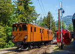 Die grandiose ehemalige Berninabahn RhB Ge 4/4 81 der Museumsbahn Blonay–Chamby, ex RhB Ge 4/4 181, ex BB Ge 4/4 81, ex BB Ge 6/6 81, am 27. Mai 2023 beim Umsetzen auf dem Museums-Areal der (BC) in Chaulin. 

Rechts ein Schweizer Rangiersignal (Räumungssignal), welches hier zeigt „Rangieren gestattet“ (im Gültigkeitsbereich des Signals ist keine Zufahrtsstraße eingestellt). Bei Rangieren verboten wären die Flügel zu einem X gekreuzt. 

Hinter dem Signal ein weiteres Relikt der Berninabahn, die Selbstfahrende Dampfschneeschleuder R 1052 (ex BB R 1052 (Berninabahn), ex RhB R 14, ex RhB Xrot d 9214) der Museumsbahn Blonay-Chamby.
