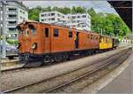 Mit der Bernina Bahn Ge 4/4 81. dem RhB Salonwagen As 2 und dem RhB Abeilwagen BC 2 121 steht in Vevey eine  Reinrassige  RhB Komposition als Blonay-Chamby Riviera Belle Epoque Express zur Abfahrt nach Chaulin bereit. 

26. Mai 2024