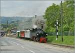 Die SEG G 2x 2/2 105 der Blonay Chamby Bahn verlässt mit eine bunten Zug den Bahnhof von Blonay.