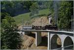 Die SEG G 2x 2/2 105 der Blonay Chamby Bahn ist mit ihrem Dampfzug auf dem Weg von Blonay nach Chamby und fährt über den nun frisch sanierten Baye de Clarens Viadukte. Der westliche Teil des Viaduktes wurde neu erstellt und wird in Zukunft den ständigen Bergdruck (bzw. die Bewegung des Hangs) in Richtung Baye de Clarens Schlucht aufnehmen können, ohne dass sich die Brücke verformt. 

18. Mai 2025