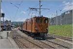 Das  Festival Suisse de la vapeur  (Schweizer Dampffestival 2025) begeistert (zumindest mich) auch immer wieder mit eklektisch betriebenen Zügen wie hier die herrliche Bernina Bahn  RhB Ge 4/4 81 der Blonay Chamby Bahn welche mit einem Zug in Blonay auf die Freigabe zum Rangieren wartet. 

8. Juni 2025