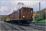 La DER de la Saison / Das Saison Ende der Blonay Chamby Bahn 2025 - Seit einigen Jahren zeigt die Blonay Chamby Bahn zum Saison Ende mit einem verdichteten Fahrplan noch einmal ihre herrlichen Fahrzeuge im Einsatz: Der Riviera Belle Epoque Zuges 813571 ist auf der Rückfahrt un konnte in Blonay gerade noch im letzten Licht fotografiert werden. An der Spite des Zuge ist die RhB Ge 4/4 81, am Schluss der RhB ABe 4/4 I 35, beide Triebfahrzeuge sind Eigenturm der Blonay-Chamby Bahn.
Der Zug muss im  Sandwich  gefahren werden, da Umbau Arbeiten in Vevey ein rangieren zur Zeit nicht ermöglichen. 
26. Oktober 2025 La DER de la Saison / Das Saison Ende der Blonay Chamby Bahn 2025 - Seit einigen Jahren zeigt die Blonay Chamby Bahn zum Saison Ende mit einem verdichteten Fahrplan noch einmal ihre herrlichen Fahrzeuge im Einsatz: Der Riviera Belle Epoque Zuges 813571 ist auf der Rückfahrt un konnte in Blonay gerade noch im letzten Licht fotografiert werden. An der Spite des Zuge ist die RhB Ge 4/4 81, am Schluss der RhB ABe 4/4 I 35, beide Triebfahrzeuge sind Eigenturm der Blonay-Chamby Bahn.
Der Zug muss im  Sandwich  gefahren werden, da Umbau Arbeiten in Vevey ein rangieren zur Zeit nicht ermöglichen. 
26. Oktober 2025