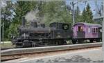 Das CTVJ (Compagnie du Train a vapeur de la Vallée de Joux)  Tigerli  E 3/3 8494 mit der UIC Nummer 90 85 0008 494-6 steht mit dem als Reisezugwagen umgebauten  Sputnik  Db 10378 mit der UIC