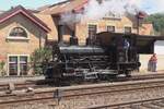DBB 853 rolt ganz rhig ins Depot von Burgdorf ein whrend der Rangierder zuschaut am 17 Mai 2025.