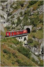 Der Dieselzug 238 mit der Lok DFB HGm 4/4 61 auf der Fahrt von Oberwald nach Gletsch vor der Einfahrt in den 548 Meter langen  Gletsch  Kehrtunnel. 
(30.09.2021)