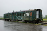 SBB/Vogelschutzverein Arch: Der seit Jahren in Arch stationierte ehemalige Mitteleinstiegwagen des Vogelschutzvereins Arch hat seinen Stammplatz verlassen und wartet nun auf einem Abstellgeleise des Bahnhofs Arch sein weiteres Schicksal ab. Auf der Aufnahme vom 12. Mai 2016 ist noch das erhaltene Vogelhäuschen ersichtlich.
Foto: Walter Ruetsch
