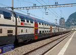 SBB IC2000 1. Klasse Doppelstockwagen A 50 85 16-94 054-3 am 28 Mai 2023 im Zugverband des IR 90 (Brig – Lausanne - Genève-Aéroport) im Bahnhof Aigle.

Die 1. Klasse Wagen haben 86 Sitzplätze, das Oberdeck hat je Seite 13 Fenster, während das Unterdeck auf der einen Seite 5 und auf der anderen 4 Fenster hat.

Die Technische Beschreibung ansonsten siehe:
http://hellertal.startbilder.de/bild/Schweiz~Wagen~Personenwagen/822852/sbb-ic2000-2-klasse-doppelstockwagen-b.html