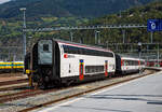 Modernisierter IC2000-Doppelstock-Reisezugwagen der ersten Wagenklasse A 50 85 16-94 021-2 CH-SBB alleine abgestellt am 07 September 2021 im Bahnhof Brig.

Ab 1997 beschaffte die Schweizerische Bundesbahnen (SBB CFF FFS) doppelstöckige Schnellzugwagen die als IC2000 bezeichnet werden. Diese für 200 km/h zugelassenen Personenwagen wurden ursprünglich in fünf Wagentypen (Bt, B, BR, A, AD) angeschafft, die aber unter sich teilweise leicht unterschiedlich sein können. Zudem wurden seit der Ablieferung verschiedene Änderungen vorgenommen, so dass später sieben und heute sechs (Bt, B, WBR, BR, A, AD) verschiedene Typen vorhanden sind. Die Wagenübergänge befinden sich im Oberdeck.

Die Wagen wurden bei Schindler Waggon AG in Pratteln endmontiert. Die Aluminium-Wagenkästen wurden im ehemaligen Werk der Flug- und Fahrzeugwerke Altenrhein (FFA) in Altenrhein geschweißt. Die elektrischen Komponenten stammen von ABB Daimler-Benz Transportation AG in Zürich-Oerlikon (damals ADtranz, später Bombardier Transportation) und die Drehgestelle von FIAT-SIG in Neuhausen am Rheinfall (vor 1995 SIG, heute Alstom). Es wurden insgesamt 341 Wagen gebaut.

Die vorhandenen Wagentypen:
86 Stück vom Typ A mit den Nummern A 50 85 16-94 000 bis 085;
40 Stück vom Typ AD mit den Nummern AD 50 85 86-94 000 bis 039;
149 Stück vom Typ B mit den Nummern B 50 85 26-94 000 bis 148;
16 Stück vom Typ WRB mit den Nummern WRB 50 85 88-94 000 bis 015 (ex BR);
10 Stück vom Typ BR mit den Nummern BR 50 85 66-94 016–025;
40 Stück vom Typ Bt mit den Nummern Bt 50 85 26-94 900–939;
somit total 341 Stück.

Modernisierungsprogram  «IC2000»:
Die Fernverkehr-Doppelstockzüge «IC2000» werden seit 2019 bis 2024 im SBB Werk Olten umfassend für über 300 Mio. Franken modernisiert bzw. rundum erneuert und dafür bis auf den Kern ausgehöhlt. Nach der Modernisierung sollen sie noch mehr Fahrtkomfort haben und so weitere 20 Betriebsjahre laufen. Die Rundumerneuerung der IC2000-Flotte ist die größte Fahrzeug-Modernisierung in der Geschichte des Fernverkehrs der SBB. Die IC2000-Doppelstockwagen sind zusammen mit den Re460-Lokomotiven das Rückgrat des Schweizer Fernverkehrs.

Mit der Modernisierung wird das Innendesign der Fahrzeuge heller, ein neues LED-Beleuchtungskonzept spart Energie und sorgt mit indirekter Beleuchtung für ein freundliches, einladendes Ambiente. Alle Wagen erhalten neue Sitzpolster und neue Teppiche. Die Steckdosen werden direkt in die neuen Abteiltische integriert, die Business-Zone wird mit einem Office-Bereich erweitert und mit induktiven Ladeflächen zum Laden von Smartphones ausgestattet. Verbessert wird auch der Mobilfunkempfang dank mobilfunkdurchlässigen Fensterscheiben, die in dieser Größenordnung erstmals zum Einsatz kommen und für künftige Mobilfunkgenerationen wie 5G bereit sind. Die Speisewagen der IC2000-Flotte werden umgestaltet und erscheinen in einem hellen, modernen Ambiente, sie werden zudem mit neuen Tischen und Sitzgelegenheiten ausgestattet. Die Sicherheitselemente wie Fahrgastsprechstellen und Branderkennungsanlagen werden neu in den Wagen angebracht. Zentral bei der Modernisierung der Fahrzeuge sind zudem die umfassenden technischen Revisionen und die frische Außen Lackierung der Wagenkästen in den SBB-Farben. Insgesamt werden über 32 000 Sitze neu gepolstert, 40 Kilometer Teppich verlegt und über 120 Tonnen Farbe aufgetragen sein.Zudem erhalten die WC-Kabinen der Familienwagen Wickeltische. Bereits vor der Modernisierung wurde die Anzahl Veloabstellplätze in allen 40 Wagen von 200 auf 360 erhöht.

Die Wagen der ersten Klasse (A) haben 86 Sitzplätze, bis Ende 2005 war ein Drittel des Oberdecks für Raucher vorgesehen, die Glastür wurde zwischenzeitlich entfernt. Das Oberdeck hat je Seite 13 Fenster, während das Unterdeck auf der einen Seite 5 und auf der anderen 4 Fenster hat.

Durch das größere Umgrenzungsprofil der IC2000-Wagen ist ein freizügiger Einsatz nicht möglich. Auf folgenden bekannten Linien ist ein Einsatz nicht möglich: Gotthardbergstrecke (Basistunnel wäre für O2 freigegeben, wird aber aktuell nur mit Twindexx befahren), Lötschberg-Bergstrecke ab Frutigen (eine Überführung über den SIM-Korridor ist jedoch möglich), Entlebuch, Broyelinie (inkl. Fribourg–Yverdon), Uznach–St. Gallen, Bischofszellerlinie, Seetalbahn, Tösstalbahn und alle Linien im Jura.

Technisches:
Die Wagen sind mit normaler UIC-Schraubkupplung und Puffern ausgerüstet und können somit mit anderen Wagen gekuppelt werden. Der geschlossene Personenübergang entspricht aber nicht der UIC-Norm, und es ist somit kein Übergang zu anderen Wagentypen möglich. Hier im Bild sieht man sehr gut das der Übergang oben ist und es so nicht passen kann. Ebenfalls ist der Wagenquerschnitt grösser als die normale SBB-Fahrzeugbegrenzungslinie, denn die Personenwagen sind nach der Bezugslinie EBV 02 gebaut. Somit sind die Wagen nur auf entsprechend ausgebauten und für dieses Profil zugelassenen Strecken einsetzbar. Die ganzen Wagen sind einschließlich mit den Personenübergängen druckertüchtigt, somit treten keine Druckschläge bei Zugbegegnungen in Tunnels auf. Das ganze Oberdeck ist durchgängig stufenfrei.

Der Steuerwagen ist für die Fernsteuerung von Lokomotiven der Baureihen Re 460 und 465 eingerichtet. Dafür müssen die 18-polige UIC-Leitung sowie auch die 9-polige ep-Leitung verbunden sein. Die Verwendung eines einstöckigen IC-Bt (Steuerwagen für Einheitswagen-IV-Komposition auf Basis der EC-Wagen) als Steuerwagen anstelle eines IC2000-Bt ist auch möglich (nur dann kein Übergang).

Wagenkasten:
Die Wagenkästen sind in Aluminiumbauweise ausgeführt. Alle technischen Apparate befinden sich über den Drehgestellen, und beim Bt und AD zusätzlich im Dachbereich. Der Fußboden des Unterdecks ist schwimmend auf speziellen Gummielementen gelagert. Den Boden des Oberdecks bildet eine Aluminiumplatte in Sandwichbauweise, die mit einem textilen Belag beklebt ist und zugleich die Decke des Unterdecks bildet. Als Fenster werden Isolierglasdoppelscheiben in Verbundglasausführung eingesetzt, die Anzahl der Fenster ist vom Wagentyp abhängig. Die Wandverkleidung besteht aus schlag- und kratzfesten Formteilen. In diesen ist bei den Fenstern eine Führungsschiene für den Sonnenblendschutz integriert. Im Unterdeck sind die fensterlosen Toiletten untergebracht. Neben den Eingängen im Untergeschoss befindet sich in Richtung Wagenende der Aufgang zum Obergeschoss. Die meisten Sitze sind in vis-à-vis-Anordnung angebracht, in der 2. Klasse in 2-2-Anordnung und in der 1. Klasse in 2-1-Anordnung. Über den Türen im Obergeschoss sind so genannte Lounge-Sitze angebracht, unter den Bänken, die quer zur Wagenlängsrichtung angeordnet sind, befindet sich ein Teil des Türantriebes.

Fahrwerk:
Es kommen luftgefederte Drehgestelle mit H-Rahmen zum Einsatz. Die Bremsanlage besteht aus je zwei Bremsscheiben auf jeder Achse sowie zwei pneumatisch betätigten Magnetschienenbremsen je Drehgestell. Es ist eine lastabhängige Bremskraftverstärkung eingebaut, die nur bei eingeschalteter Luftfederung funktioniert.

Elektrische Ausrüstung:
Die Energieversorgung findet durch die Zugsammelschiene mit 1000 Volt, 16,7 Hertz statt. Von der Zugsammelschiene werden über einen Trenn- und Erdungskasten der wassergekühlte Bordnetzumrichter (BUR) sowie die beiden Heizregister versorgt. Der Bordnetzumrichter stellt auch die Ladung der vier Batterien mit 36 Volt und einer Kapazität von insgesamt 400 Ah sicher. Ab circa 2008 wurden nach und nach sämtliche Wagen mit 230-V-Steckdosen für portable Geräte der Reisenden versehen, nachdem in einer ersten Phase nur die AD-Wagen ausgerüstet worden waren, die Anordnung wurde aber Modernisierungsprogram <IC2000> (2019 bis 2024) geändert und erweitert. Die gesamte elektrische und pneumatische Versorgung wird durch einen Bordrechner überwacht, welcher über TCN auch von anderen Wagen in der Zugkomposition aufgerufen werden kann.

Pneumatik und Toiletten:
Die pneumatische Ausrüstung umfasst neben der Bremsanlage auch noch die Luftfederung sowie die Türsteuerung und die Luftversorgung der Toiletten. Die druckdichten Toiletten sind als Vakuumtoiletten aufgebaut. Die WC-Tür ist mit einem Magnetschloss ausgerüstet, das sich bei vollem Fäkalientank oder bei einer Störung selbsttätig verriegelt. Die Bt und A haben eine normale Toilette, während der B-Wagen mit deren zwei ausgerüstet ist. Der AD hat eine rollstuhlgängige Toilette.

TECHNISCHE DATEN (A-Wagen):
Spurweite: 1.435 mm (Normalspur)
Länge über Puffer: 26.800 mm
Drehzapfenabstand: 20.000 mm
Höchstgeschwindigkeit: 200 km/h
Eigengewicht: 47 t
Bremse: Frein O-PR-A-Mg (D) (Scheiben- und Magnetschienenbremse)
Niederfluranteil: ca. 1/3
Sitzplätze: 86 in der 1.Klasse
Stromsystem: 1.000 V, 16,7 Hz AC
