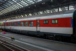 SBB Speisewagen/Restaurant WRm 61 85 88-94 113-7 CH-SBB (Umbau aus 88-75 113), eingereiht als Wagen Nr. 261 in den EC 6 (Interlaken Ost - Bern - Basel SBB - Köln Hbf - Dortmund Hbf), am 01 Juli 2025 im Hbf Köln. Dieser Speisewagen gehört zu den Einheitswagen IV, 2007 wurde er, wie alle EW IV Speisewagen, für Auslandseinsätze umgerüstet und zu 61 85 88-94 113-7 umgezeichnet. Der Wagen ist zugelassen für ein Höchstgeschwindigkeit von 200 km/h und RIC-fähig, zugelassen für CH (Lauffähig LBT/GBT/NBS) und D.

Um mehr Platz für Innenraum, Innenausstattung und die Küche zuhaben, besitzen die WRm Speisewagen keine Passagier-Einstiegstüren und keine Toilette, der Zugang ist nur über die Wagenübergänge möglich. Lediglich im vorderen Bereich der Küche, ist an den Längsseiten jeweils ein Beladetür vorhanden. 

TECHNISCHE DATEN:
Spurweite: 1.435 mm (Normalspur)
Länge über Puffer: 26.400 mm 
Drehzapfenabstand: 18.600 mm
Höchstgeschwindigkeit: 200 km/h
Eigengewicht: 48 t
Bremse: Frein O-PR+Mg (D)
Sitzplätze: 56 
Toilette: keine
Besonderheiten: Küche