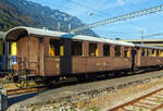 Der schmalspurige dreiachsige ehemalige BOB 3.Klasse (Raucher/Nichtraucher) Personenwagen C 29 mit zwei Plattformen, abgestellt am 02.10.2011 beim Bahnhof Interlaken Ost.