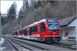 Der neue CJ ABe 4/12 672 wendet im Spitzkehrbahnhof Combe Tabeillon. Grundsätzlich ist es erfreulich, wenn eine Bahngesellschaft neue Züge bekommt. Doch die CJ ABe 4/12 sorgen auch für Probleme: Da sie viel mehr wiegen als die alten CJ Züge ist der Energieverbauch und somit die Betriebskosten höher. Zudem konnte die CJ ihre GTW nicht wie geplant abstossen somit ist infolge der hohen Investition der neuen Züge der Kostendeckungsgrad auf einem sehr tiefen Niveau, dass eigentlich die Strecke auf Busbetrieb ungestellt werden sollte...
(Mit ähnlichen Problemen hat auch die TransN zu kämpfen.) 

13. Jan. 2025 