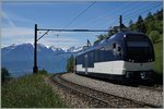 Der MOB ABe 4/4 9303  Alpina  (mit Zwischenwagen und dem Be 4/4 9203) auf Testfahrt bei Sendy Sollard.