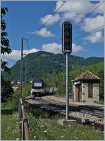 Die kleine Station Châtelard VD mit ihrem markanten Signal, welches nicht als Ausfahrsignal von Châtelard, sondern als Einfahrsignal zur nachfolgenden Kreuzungsstelle dient.