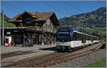 Ein MOB Alpina Regionalzug beim Halt in Saanen.