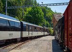 Der MOB vierachsige 2. Klasse Personenwagen mit Gepckabteil BD 204, ex B 204, ex A 81 II, am 27.05.2023 im Zugverband im Bahnhof Chamby.

Die MOB (Montreux Oberland Bernois / Montreux-Berner Oberland-Bahn) haben ihr Rollmaterial immer wieder umgebaut. Bei den Wagen B203 sowie BD 204-206 handelt es sich bereits um den zweiten Umbau im Jahre 1995 aus Plattformwagen, die ihrerseits 1972 auf alten Untergestellen entstanden sind.

Im Jahr 1911 wurde der A 81 mit verblechten Holzkasten und offenen Plattformen gebaut, 1961 erhielt dieser SIG Torsionsstab–Drehgestelle. Im Jahr 1968 wurde der Wagen abgebrochen, da er fast neue Drehgestelle besa wurde das Untergestell weiter fr den Aufbau fr den B 204 verwendet. Der neue Wagenkasten wurde nach den Konstruktionsprinzipien der EW I von der FFA (Flug- und Fahrzeugwerke Altenrhein AG) darauf gebaut. Resultat war ein siebenfenstriger leichter Wagen mit 7 Fenstern, offenen Plattformen, ohne WC. Bei der MOB entstanden vier solcher FFA-Umbauwagen mit Sickendach.

Um diese Wagen weiter verwenden zu knnen, lie die MOB die Wagen ab 1994 bei R+J (Ramseier + Jenzer AG Bern) verlngern, mit normalen Einstiegen wie die EW I sowie einem erhhten Dach versehen und rstete sie mit neuer Inneneinrichtung und WC aus. So entstanden der B 203 und die BD 204–206, der BD 204 im Jahr 1997. Anschlieend wurden auch einige echte EW I einer vergleichbaren Modernisierung unterzogen. Dabei wurde die Fensterteilung beibehalten. 

TECHNISCHE DATEN:
Hersteller: MOB / R&J / FFA / SIG
Spurweite: 1.000 mm (Meterspur)
Achsanzahl: 4 (in 2 Drehgestellen)
Lnge ber Puffer: 18.020 mm / ursprnglich 14.250 mm
Wagenkastenlnge: 17.020 mm
Hhe: 3.700 mm
Breite: 2.650 mm
Drehzapfenabstand: 12.100 mm / ursprnglich 8.680 mm
Achsabstand im Drehgestell: 1.800 mm
Drehgestell Typ: SIG- Torsionsstab
Laufraddurchmesser: 750 mm (neu)
Eigengewicht: 19,9 t / ursprnglich 13,9 t
Hchstgeschwindigkeit: 80 km/h
Sitzpltze: 46 (in der 2. Klasse) 
Ladeflche: 9,3 m / 2,0 t
WC: 1

Quellen: x-rail.ch und wikipedia