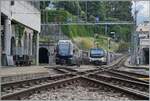 Vom äussersten Ende des Bahnsteiges in Montreux gleitet der Blick zu zwei MOB GoldenPass Express Kompositionen, wobei der im linken Bildteil zu sehende in wenigen Minuten als GPX 4068 am