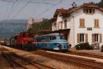 OeBB: Seltene Zugskreuzung in der Klus bei Balsthal im September 1983 zwischen der Krokodillok De 6/6 15301 aus dem Jahre 1926, und dem RBe 2/4 202, 1938 (beide Fahrzeuge ehemals SBB).