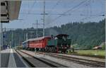 Zum ersten Mal gesehen obwohl die interessante Dampflok schon seit 1893 in Betrieb: die Ed 2x 2/2 196. Die Schweizerischen Centralbahn beschaffte 16 Lokomotiven (in zwei Serien) dieses Typs für denn Güter und Schiebedienst auf der Hausensteinlinie (Basel) - Sissach -Olten. 1915 kam die seit 1902 als SBB Ed 2x 2/2 7696 um bezeichnete Lok ins Vallée de Joux. 1938 ausgemustert, wurde sie vom Verkehrshaus der Schweiz in Luzern übernommen und Anfang der 1990er von der OeBB vollständig aufgearbeitet. Die Lok ist im Besitz von SBB-Historic, Fahrzeughalter ist aber die OeBB.  

Das Bild zeigt die 2x2/-gekuppelte  Lokomotive System Mallet bei der Einfahrt mit ihrem Extrazug von Balsthal in Sumiswald-Grünen. 

14. Juni 2025