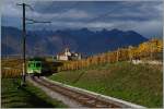 Unübersehbar ist ein Wetterwechsel im Anzug, als der ASD Regionalzug 428 von Aigle nach Les Diablerets oberhalb von Aigle auftaucht.