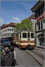 Der A-L Regionalzug 235 auf der Fahrt nach Leysin bei der hindernisreichen Fahrt durch die Altstadt von Aigle.