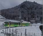 Der ASD Regionalzug 427 von Les Diablerets nach Aigle kurz vor seinem Ziel in den leicht verschneiten Rebbergen von Aigle.