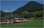 Ein AOMC /TPC Regionalzug auf seiner Fahrt von Aigle nach Monthey-Ville bei der Einfahrt in Villy.