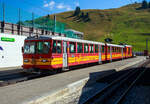 Die tpc BVB HGe 4/4 32 „Villars“ hat am 10 September 2023 mit einem Personenzug (Personenwagen tpc BVB B 51 und Steuerwagen tpc BVB Bt 54) den Bergbahnhof Col-de-Bretaye (1.808 m ü.